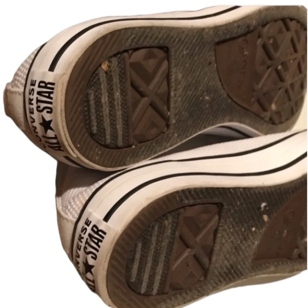 Converse size 10.5 white sneakers like new with a sock like look - Picture 10 of 11